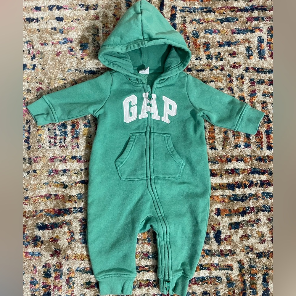 Baby Gap jumpsuit size 0-3 month
